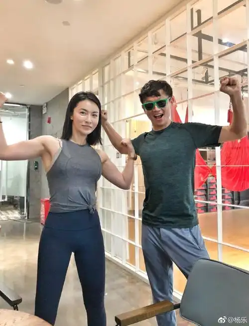 上海美女主播杨乐大晒蜜桃臀 却因这美食"武功全废"