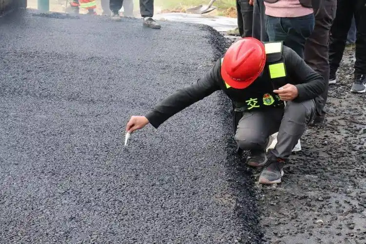 要闻无岳四标完成科研段高模量沥青路面施工