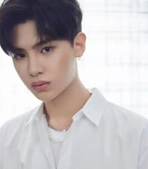 原创黄明昊地下车库帅照蔡徐坤氛围感大片出炉你有被谁帅到