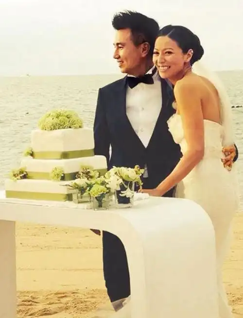 【甜在心】滕丽名跌落楼梯断骨日本住院两星期 老公港日奔走照顾