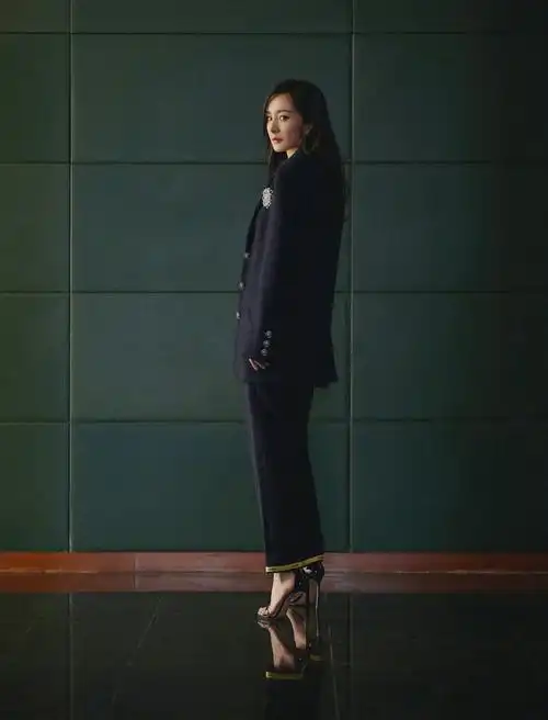 杨幂西装好帅飒