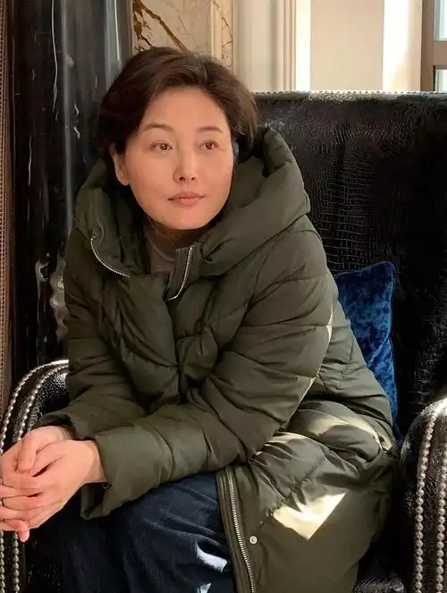 张延素颜照被赞气质佳年近半百依然很有辨识度