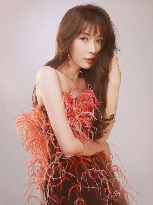 林志玲拍写真就是这么撩人穿亮片上衣配透视裙秀美腿像18岁