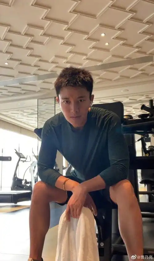 疑似和李小璐隔空互动后贾乃亮再度分享健身照阳光帅气获赞赏