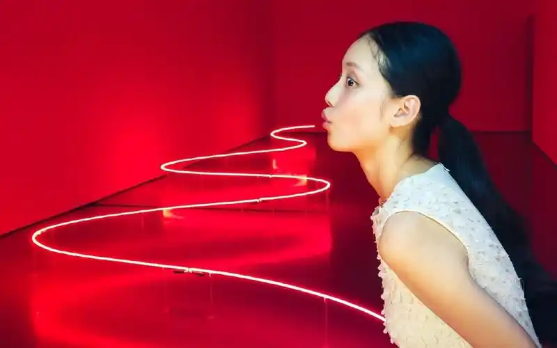 孙伊涵个性潮流光影写真桌面壁纸