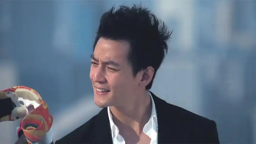 吴彦祖简直颜值巅峰,最帅的一部电影了,不论颜值还是演技.