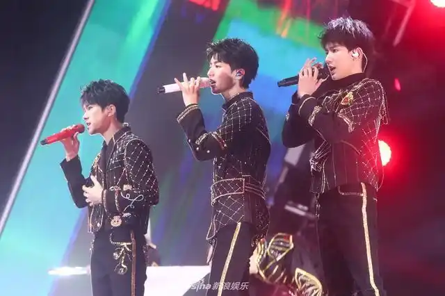 tfboys四周年演唱会举行 三小只造型酷帅热舞激情