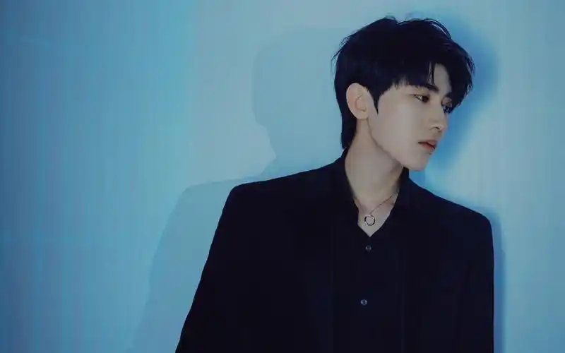 帅气简单蔡徐坤壁纸_超帅气的正装蔡徐坤