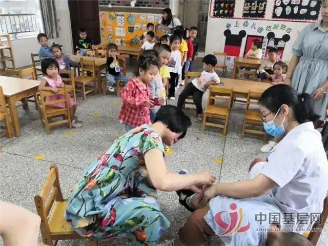 江苏盱眙县疾控中心到穆店镇中心幼儿园开展儿童蛲虫病检查