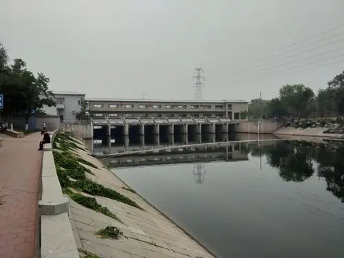 清河下游堤坝进水口.