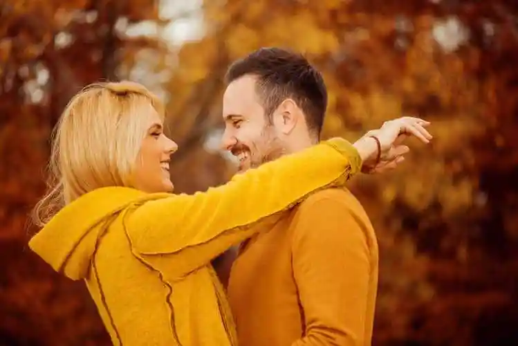 正在约会的情侣夫妇