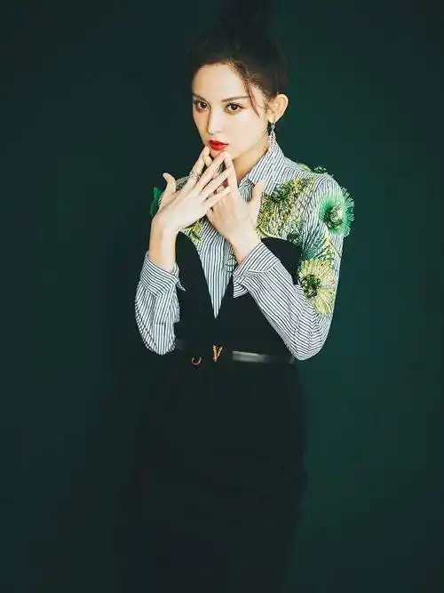 娜扎穿"无痕裤"走红网络,看她秀出的腿,难怪当年张翰会爱上她_形象