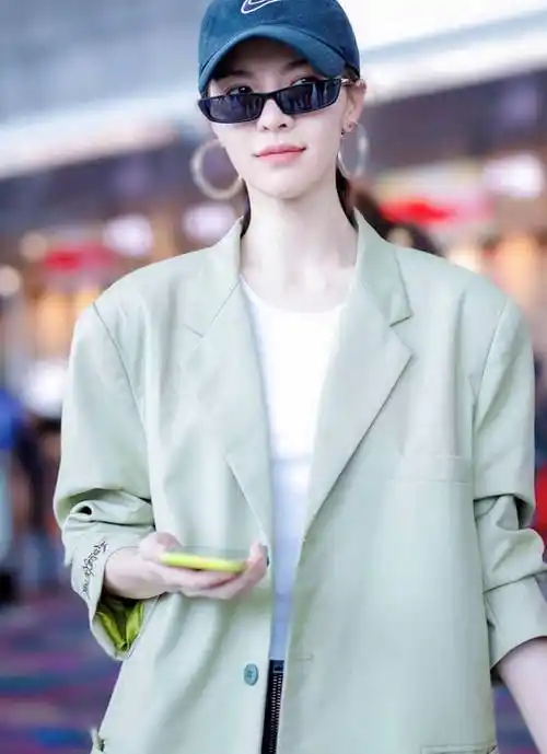 钟楚曦的着装在红地毯和机场上引起了人们的注意.