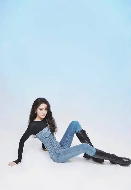 徐璐穿连体裤感觉整个人都装进裤子里,网友:身材很好不要再穿了_黑色