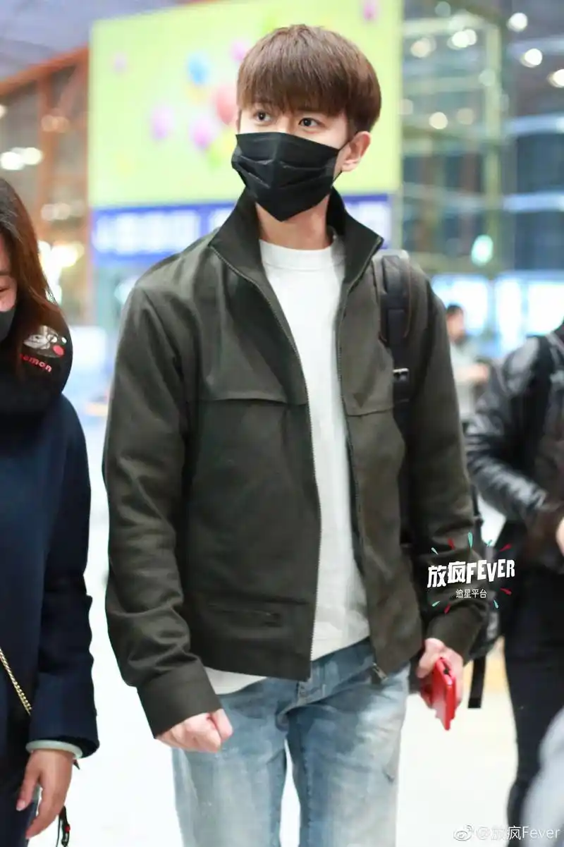 任嘉伦一身清爽装扮现身机场,这次帅到让人移不开眼