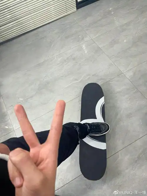 王一博比耶晒滑板照啦 一玩滑板就超开心的啵啵……_高清图集_新浪网