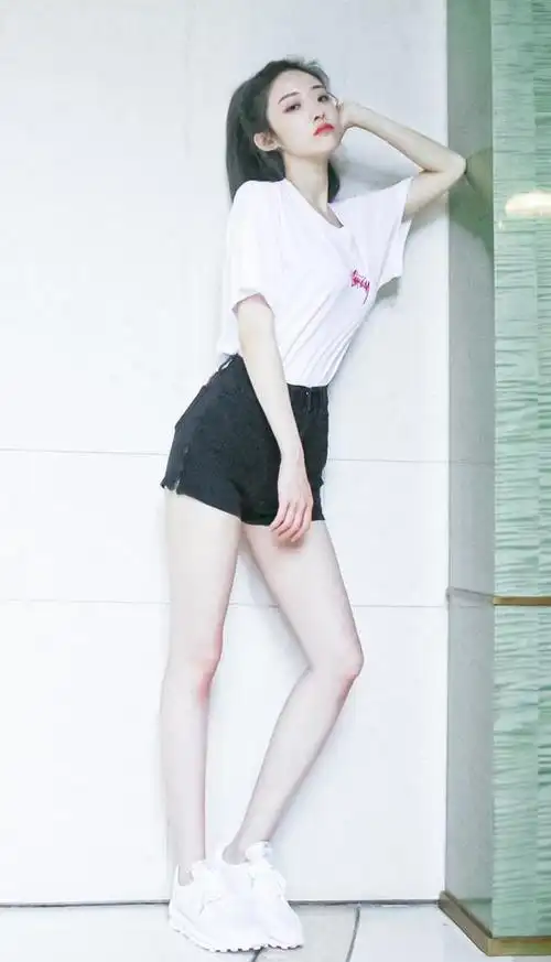 喻言的"特种兵腿"有多绝?看她穿高腰裤的时候,不愧是练过的腿