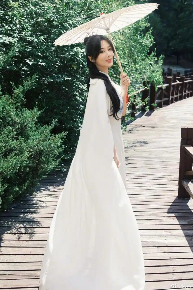 杨紫身穿旗袍优雅迷人