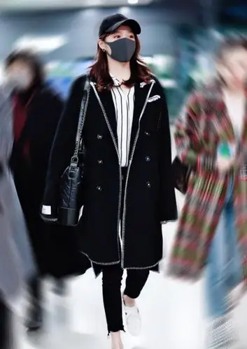 关晓彤背着"电脑包"走机场,一身全黑装扮酷劲十足,不要太帅!