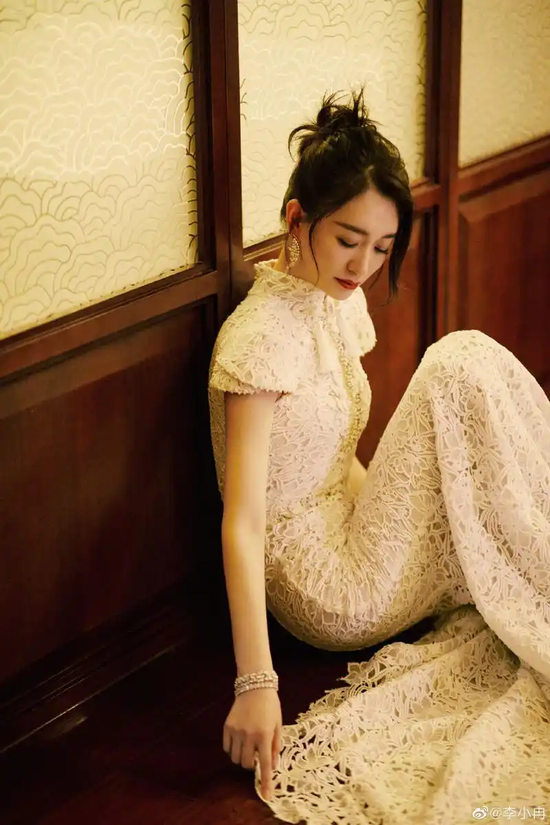 李小冉穿白色蕾丝鱼尾旗袍   清丽雅致飘逸动人