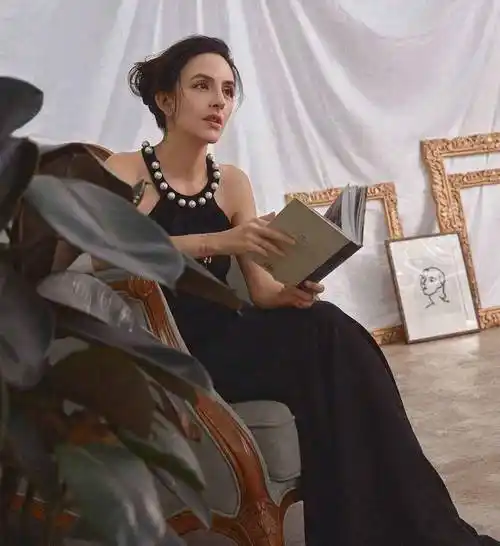 刘烨老婆化了妆才有气质,素颜就像黄脸婆,干瘪又没女人味!