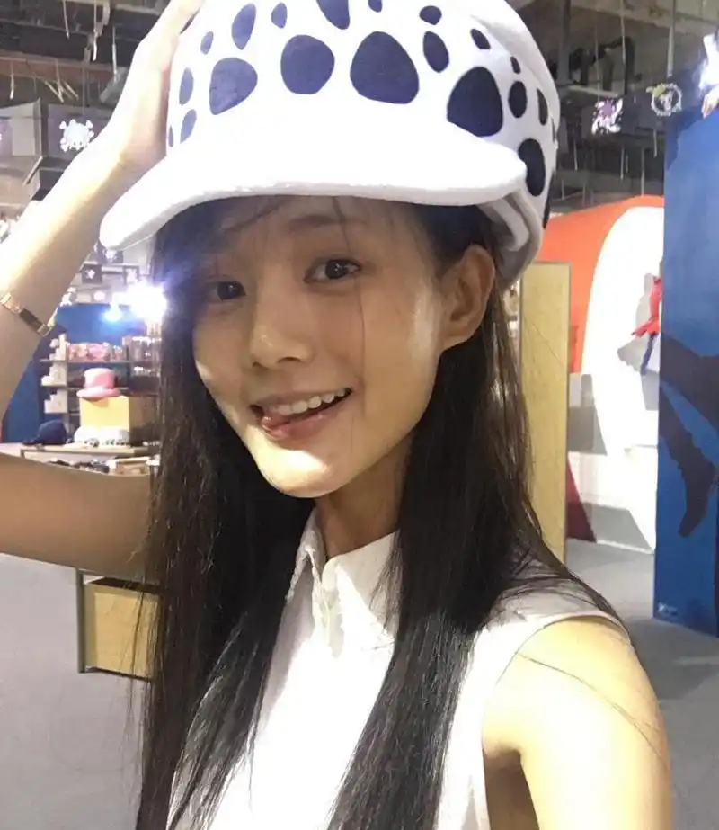 大学时期的李一桐,颜值也太普通了吧,不过脸蛋和现在没有多大的区别