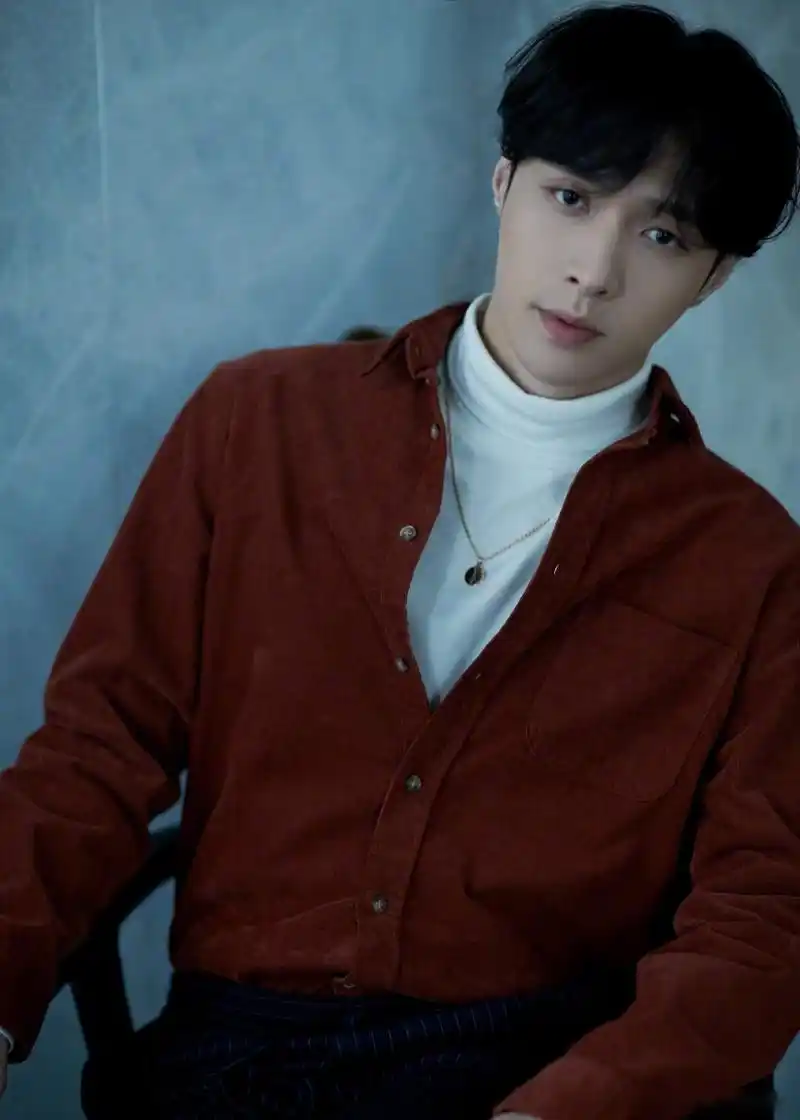 今日份张艺兴生图,黑发白色打底复古叠穿,少年感十足!