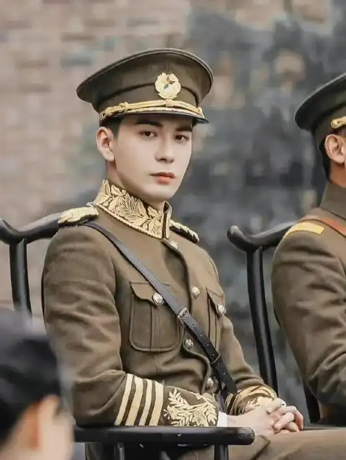 《一见倾心》里的陈星旭也是我喜欢的民国美男类型.