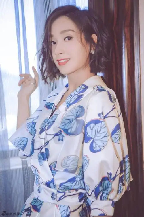 杨恭如一头短发清新减龄,这张"浴袍"照嫩的能掐出水