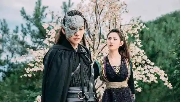 原来邹廷威和陈钰琪是一对,不过在新剧中,"暮辞鎏英"被拆散了,"润玉"