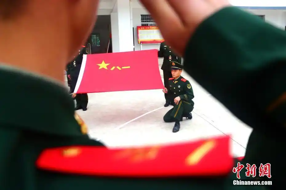 武警桂林支队退伍老兵向军旗敬礼告别.黄思铭 摄