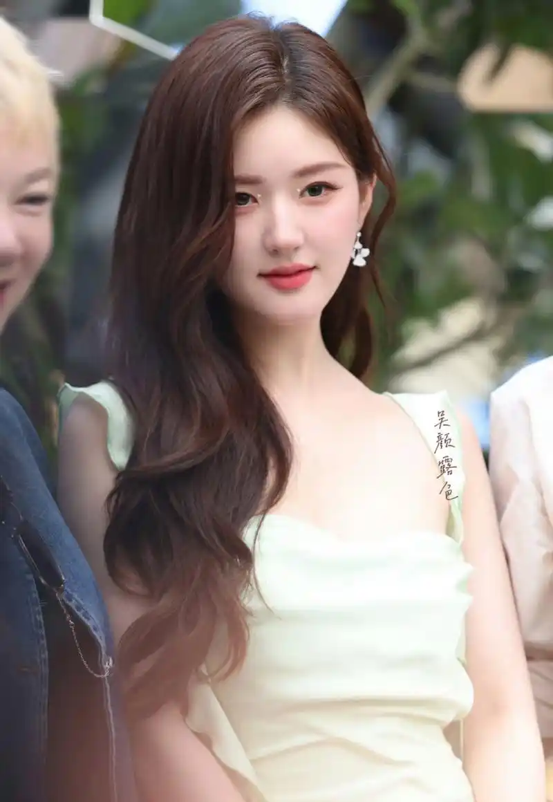 赵露思今天娇兰的活动造型真的挺绝,一些站姐的图和网友线下直拍,真美