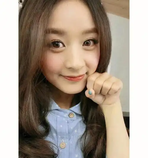 赵丽颖,现年35岁,近日在车内自拍,穿着吊带款式.