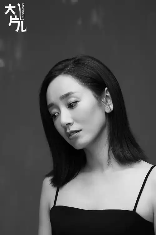 董晴时尚大片曝光光影交错中呈现高级美人骨