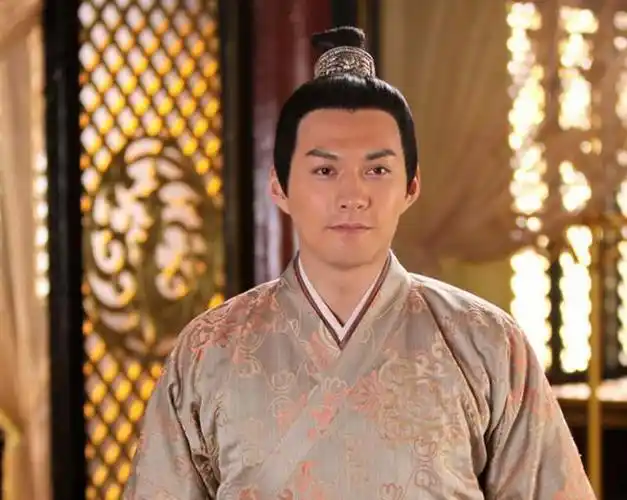 《倾世皇妃》这部作品是由林心如和严屹宽主演的,而严屹宽出道以来