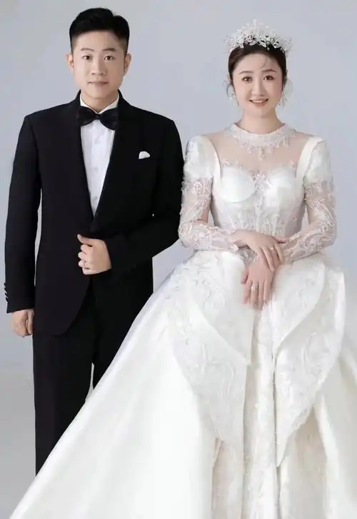 刘能儿子大婚任达华孙红雷道贺,婚宴后,狗仔冲入会场吃剩菜剩饭