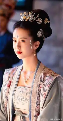 《清平乐》中的女子妆容