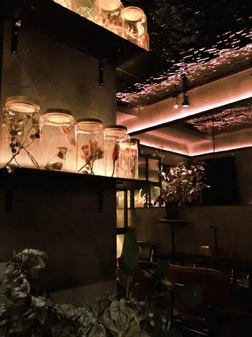 98和姐妹路过一家很有意思的酒吧!