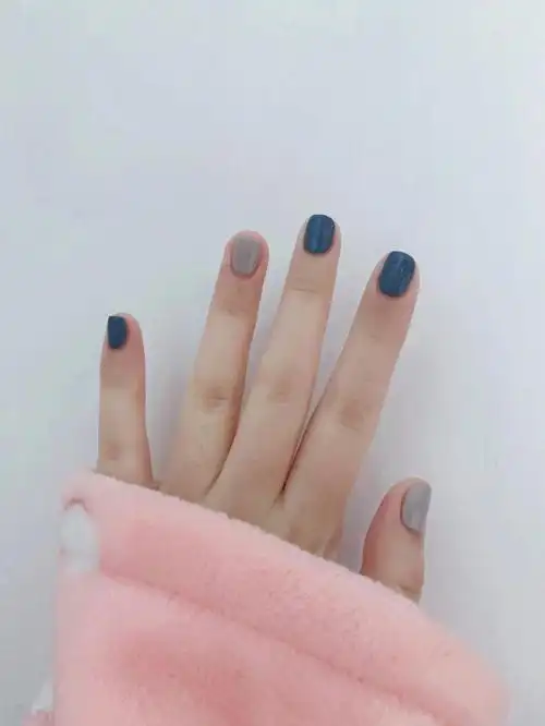 短指甲的纯色美甲