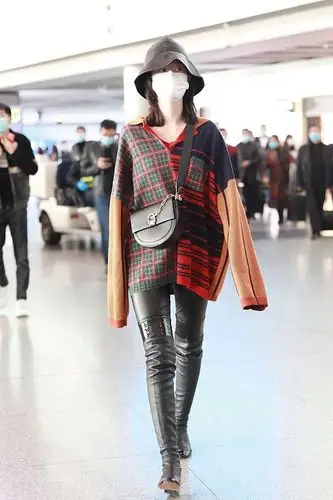 乔欣时尚感上来了彩色针织衫配皮裤高筒靴造型一般人驾驭不来