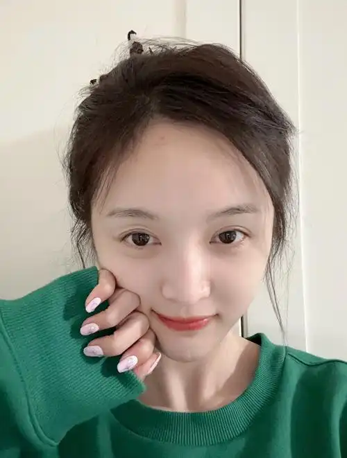 吴宣仪 晒素颜自拍,早睡早起难怪皮肤状态这么好