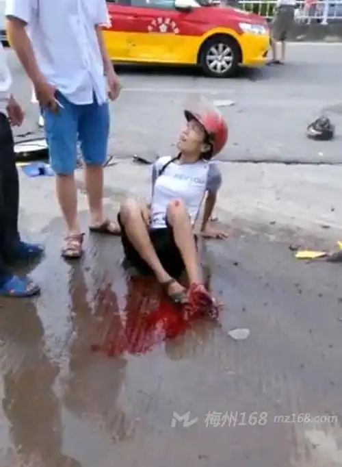 兴宁一泥头车碾压着女装摩托车 女司机左脚废了