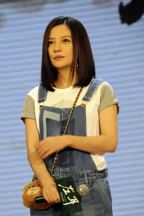 赵薇就算穿一身婶婶装也挺美的厚重的羽绒服也没影响她的魅力