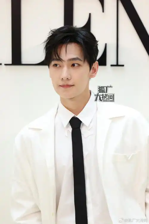 杨洋西装短裤##杨洋最新生图状态