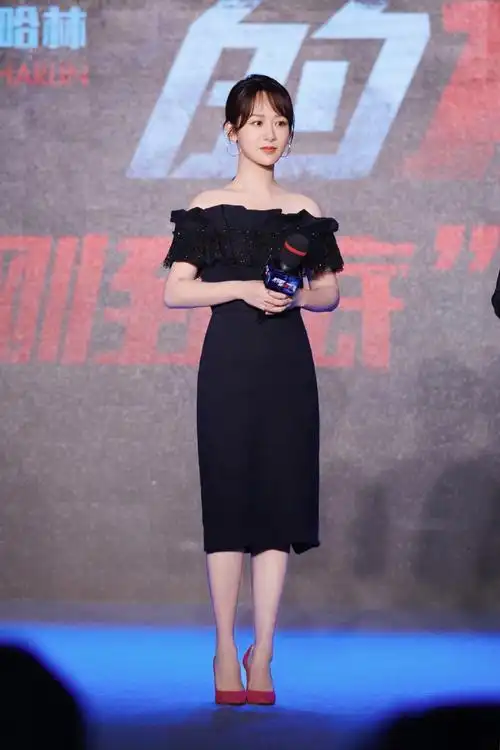 杨紫真长成大姑娘了穿小黑裙下摆前短后长长腿纤细真讨喜