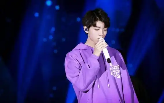 王俊凯新造型太可了!紫色牛仔配"小龙虾"印花衬衫,元气又帅气