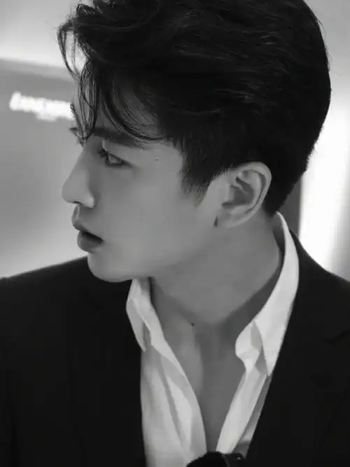 陈晓超话#陈晓#【图集】阳光帅气9699美人痣陈晓  生日倒计时ing