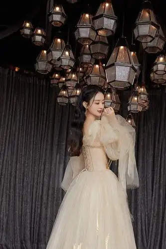 惊艳赵丽颖穿国产高定礼服裙美到犯规鎏金炫彩轻纱仙气十足