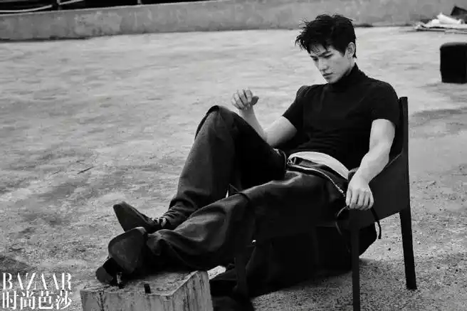 时尚芭莎八月刊封面##杨洋天台情绪大片