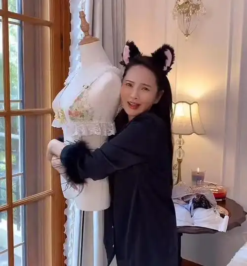 公开内衣不害臊伊能静分享内衣藏品网友闺房情趣没必要晒